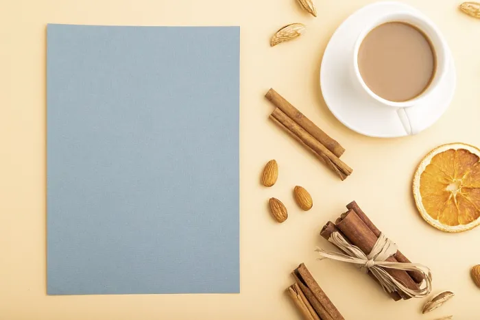 Impression encadrée : Composition avec feuille de papier grise.