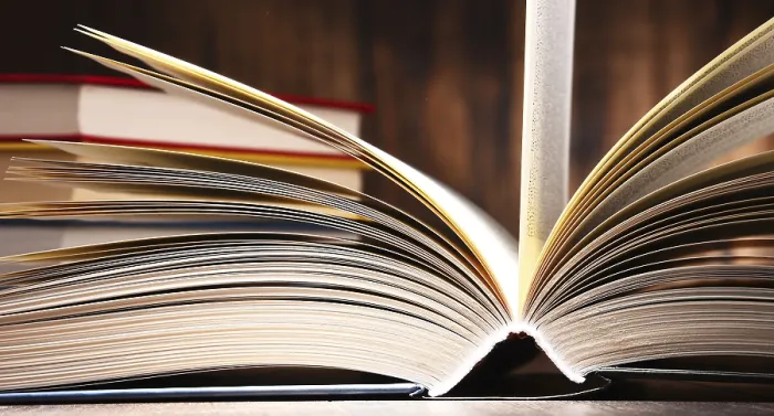 Impression encadrée : Composition avec un livre ouvert sur la table.