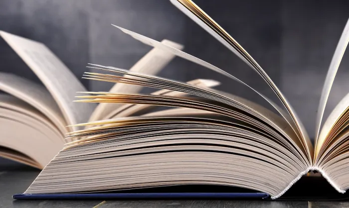 Impression encadrée : Composition avec un livre ouvert sur la table.