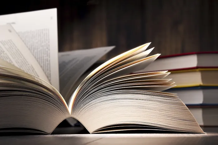 Impression encadrée : Composition avec un livre ouvert sur la table.