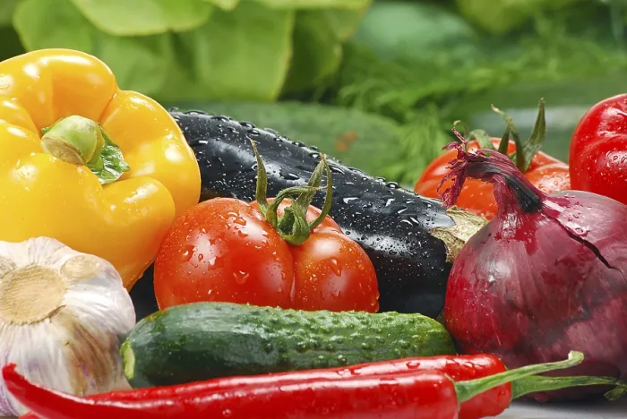 Impression encadrée : Composition avec légumes crus.