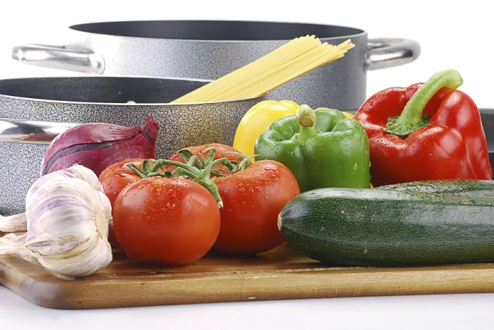 Impression encadrée : Composition avec légumes crus et spaghetti.