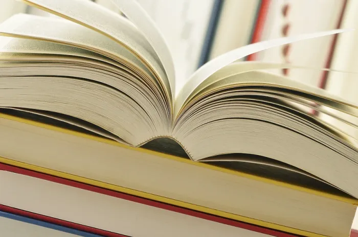 Impression encadrée : Composition avec pile de livres.