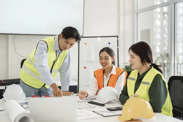 Impression encadrée : Trois professionnels de la construction.
