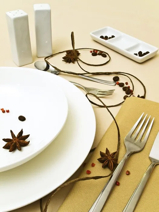 Impression encadrée : Service de table créatif avec épices.