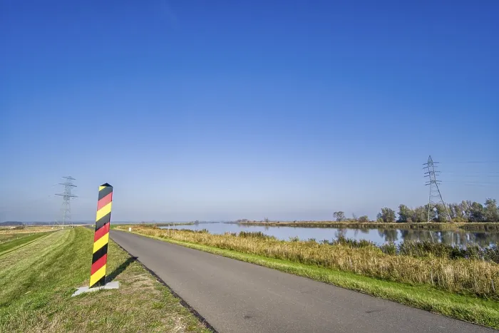Impression encadrée : Voie cyclable le long de l'Oder occidental. Impression encadrée : Voie cyclable le long de l'Oder occidental.