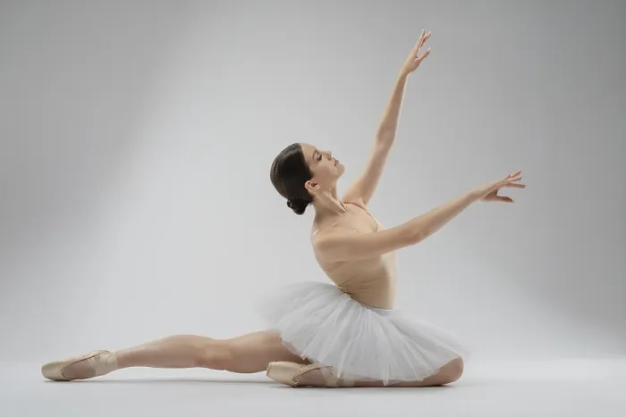 Impression encadrée : Une danseuse exécute avec grâce une pose.