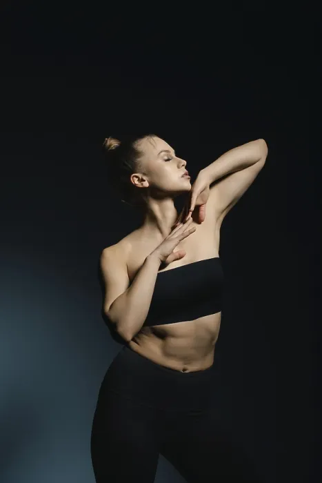 Impression encadrée : Une danseuse exécute une pose gracieuse. Impression encadrée : Une danseuse exécute une pose gracieuse.