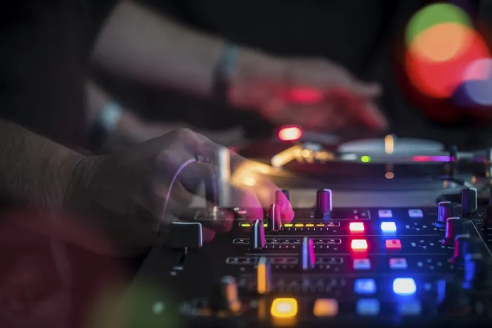 Impression encadrée : DJ @ Travail. Impression encadrée : DJ @ Travail.