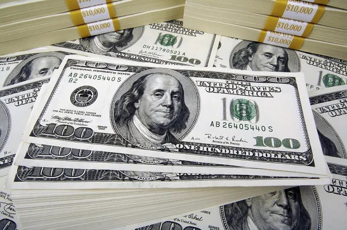 Impression encadrée : Des piles de billets de 100 dollars. Impression encadrée : Des piles de billets de 100 dollars.