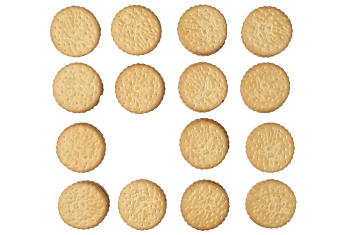 Impression encadrée : Biscuits doubles en rangées, une place vide, sur blanc.