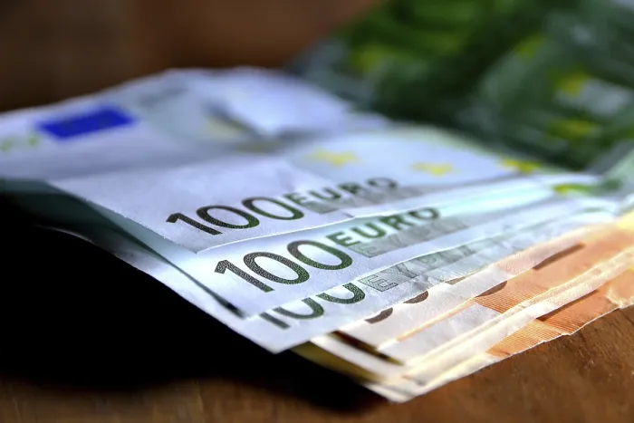 Impression encadrée : Des billets d'euros sur une table. Impression encadrée : Des billets d'euros sur une table.