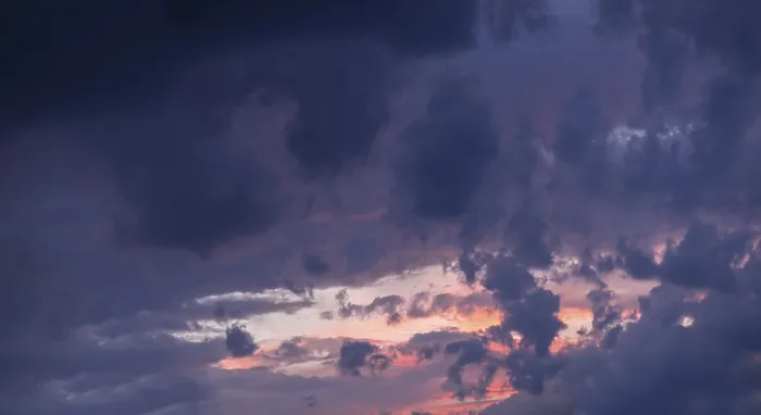 Impression encadrée : Nuages du soir devant une tempête. Impression encadrée : Nuages du soir devant une tempête.