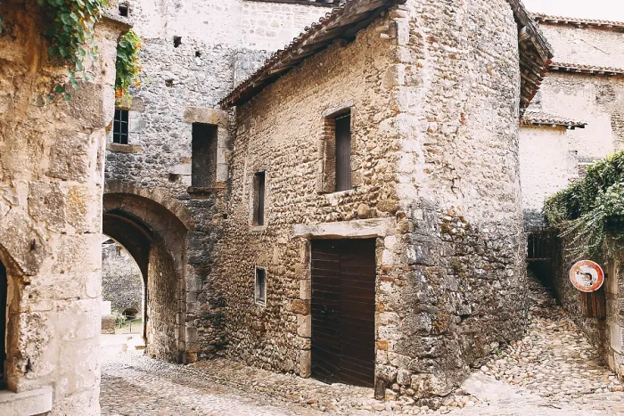 Impression encadrée : La façade des anciens bâtiments en pierre de Perouges, France. Impression encadrée : La façade des anciens bâtiments en pierre de Perouges, France.