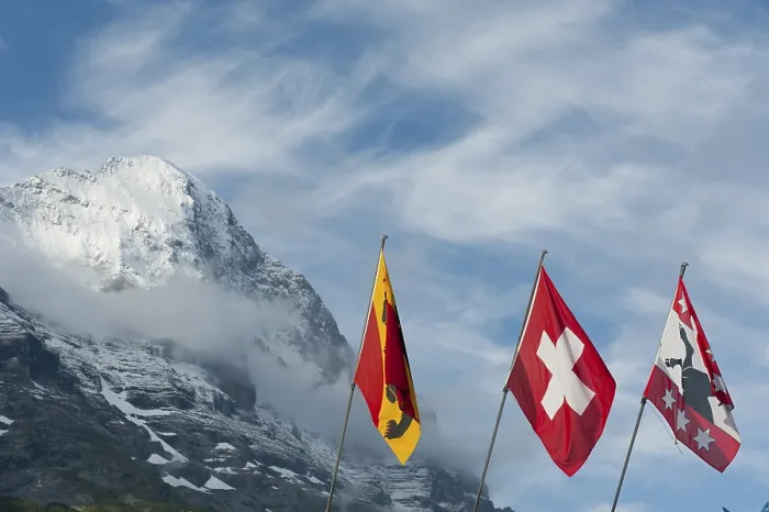 Impression encadrée : Drapeaux devant le mont Eiger recouvert de neige. Impression encadrée : Drapeaux devant le mont Eiger recouvert de neige.