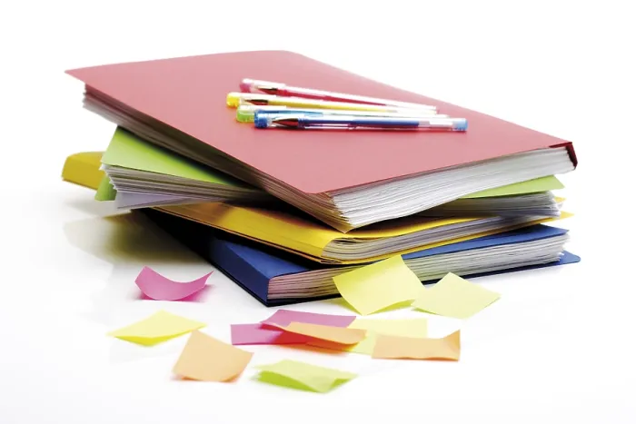 Impression encadrée : Dossier, notes post-it et stylos. Impression encadrée : Dossier, notes post-it et stylos.