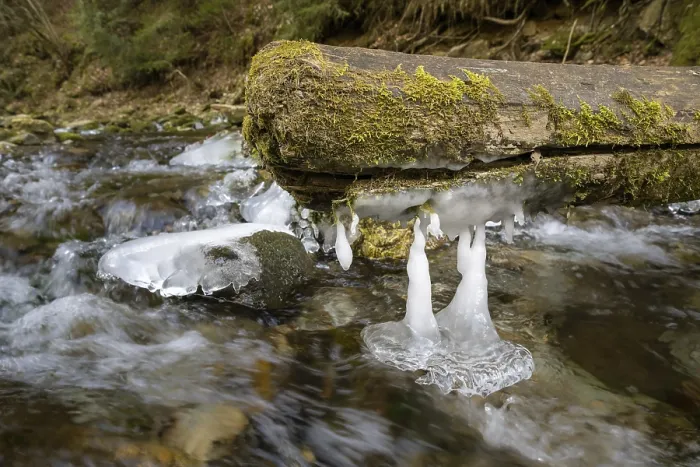 Impression encadrée : Formes et structures de glace sur l'eau.
