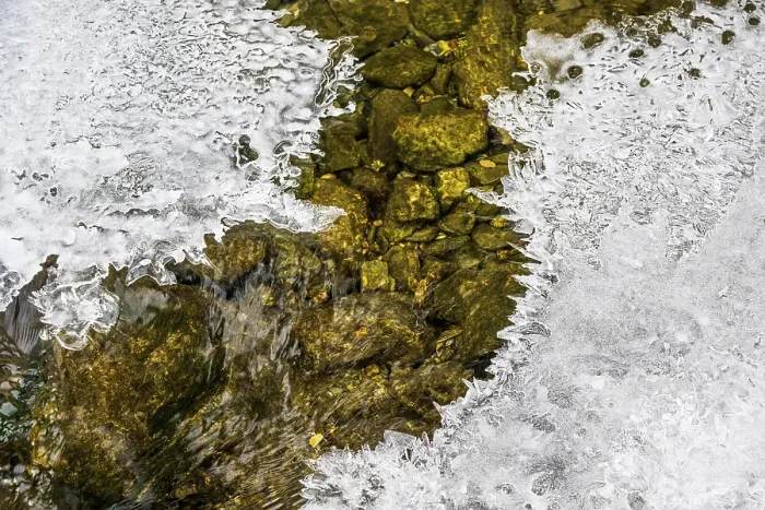 Impression encadrée : Formes et structures de glace sur l'eau.