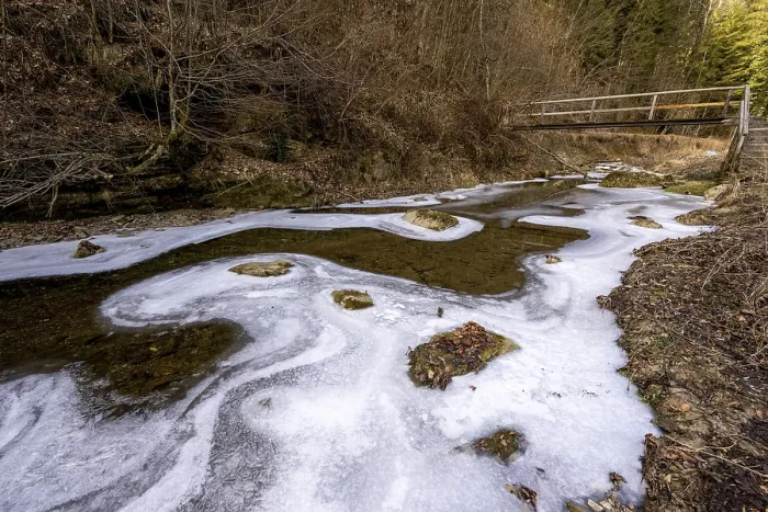 Impression encadrée : Formes et structures de glace sur l'eau.