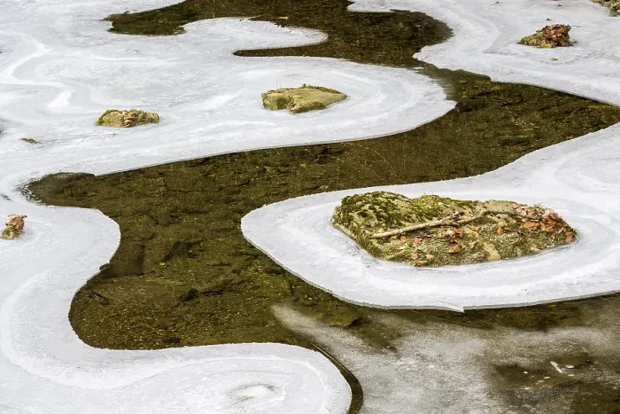 Impression encadrée : Formes et structures de glace sur l'eau. Impression encadrée : Formes et structures de glace sur l'eau.