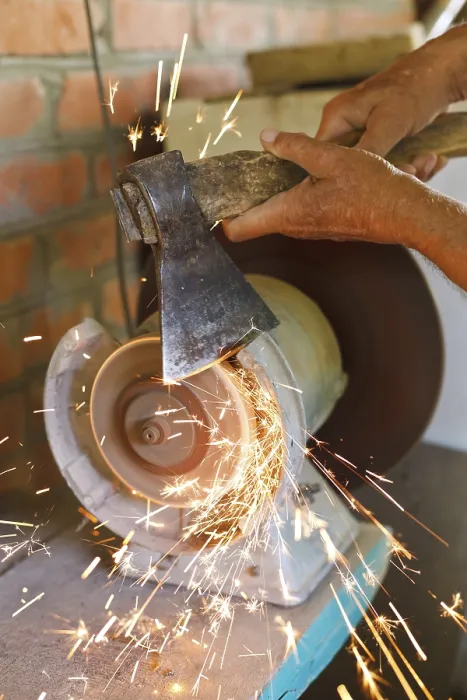 Impression encadrée : Meuleuse d'axe de table avec une machine à meuler à proximité.