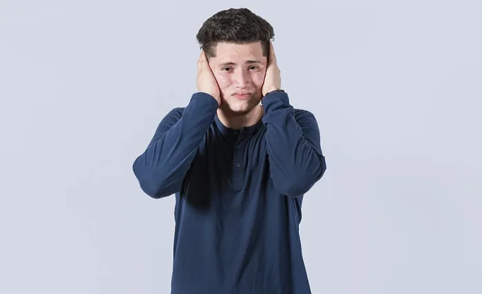 Impression encadrée : Un type couvrant ses oreilles, évitant d'entendre.