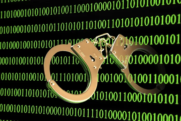 Impression encadrée : Pattes de mains avec code binaire, symbole d'image de la criminalité informatique. Impression encadrée : Pattes de mains avec code binaire, symbole d'image de la criminalité informatique.