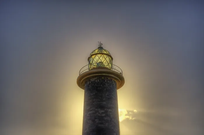 Impression encadrée : HDR, phare, éclairage arrière, nuages. Impression encadrée : HDR, phare, éclairage arrière, nuages.