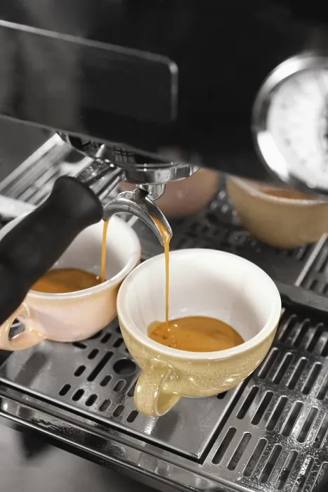 Impression encadrée : Préparation de café à angle élevé avec machine. Impression encadrée : Préparation de café à angle élevé avec machine.