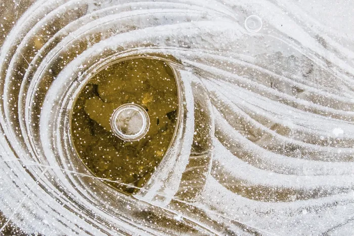 Impression encadrée : Les structures de glace à la surface de l'eau. Impression encadrée : Les structures de glace à la surface de l'eau.