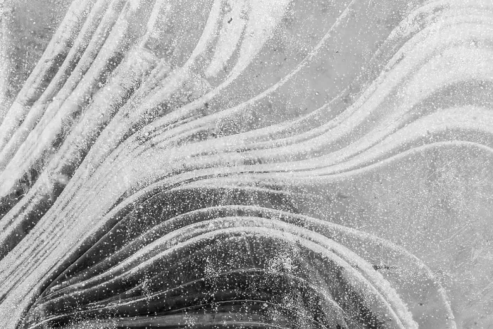 Impression encadrée : Structures de glace à la surface de l'eau.