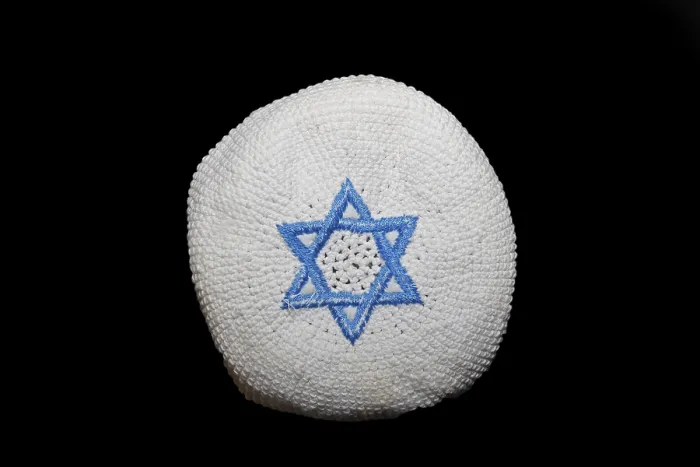 Impression encadrée : Une version tricotée de la kippa. Impression encadrée : Une version tricotée de la kippa.