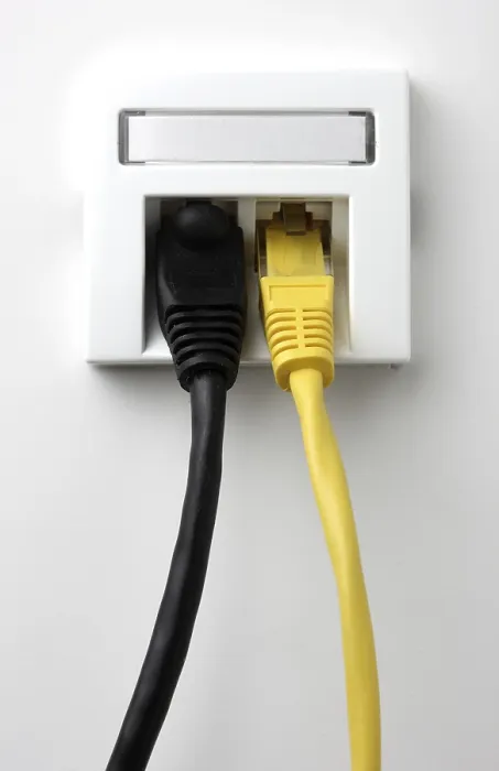 Impression encadrée : Câble LAN, câble réseau dans un socket.