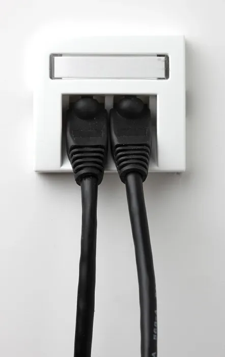 Impression encadrée : Le câble LAN, le câble réseau dans un socket.
