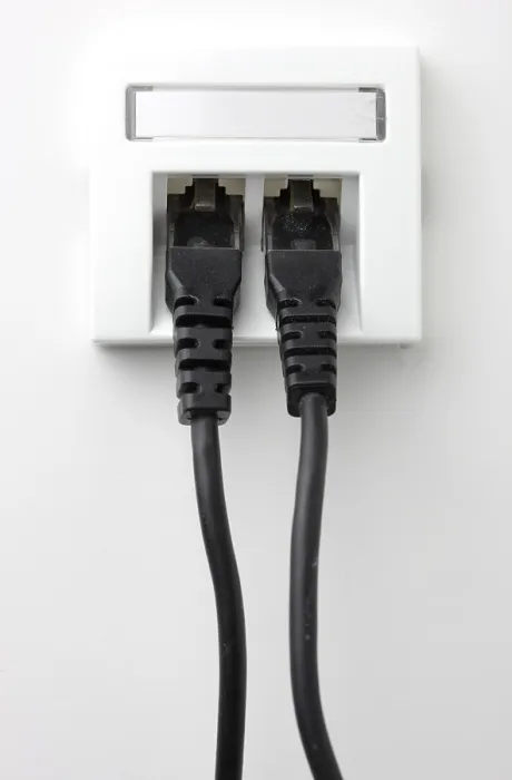 Impression encadrée : Le câble LAN, câble réseau dans un socket.