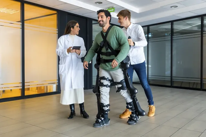 Impression encadrée : Exosquelette mécanique, femme docteur avec appareil marchant avec personne handicapée avec squelette robotique en réadaptation. Impression encadrée : Exosquelette mécanique, femme docteur avec appareil marchant avec personne handicapée avec squelette robotique en réadaptation.