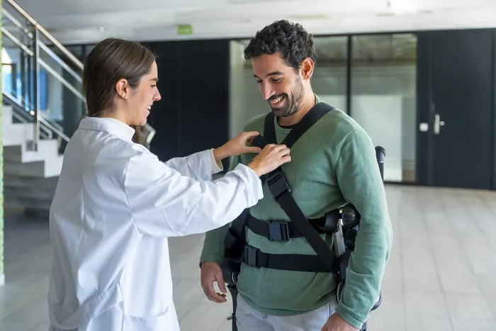 Impression encadrée : Exosquelette mécanique, physiothérapeute femme docteur mettant des bandes sur une personne handicapée avec squelette robotique. Impression encadrée : Exosquelette mécanique, physiothérapeute femme docteur mettant des bandes sur une personne handicapée avec squelette robotique.