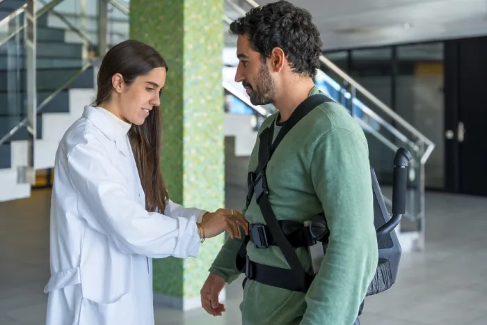 Impression encadrée : Exosquelette mécanique, physiothérapeute femme docteur mettant des bandes sur une personne handicapée avec squelette robotique. Impression encadrée : Exosquelette mécanique, physiothérapeute femme docteur mettant des bandes sur une personne handicapée avec squelette robotique.