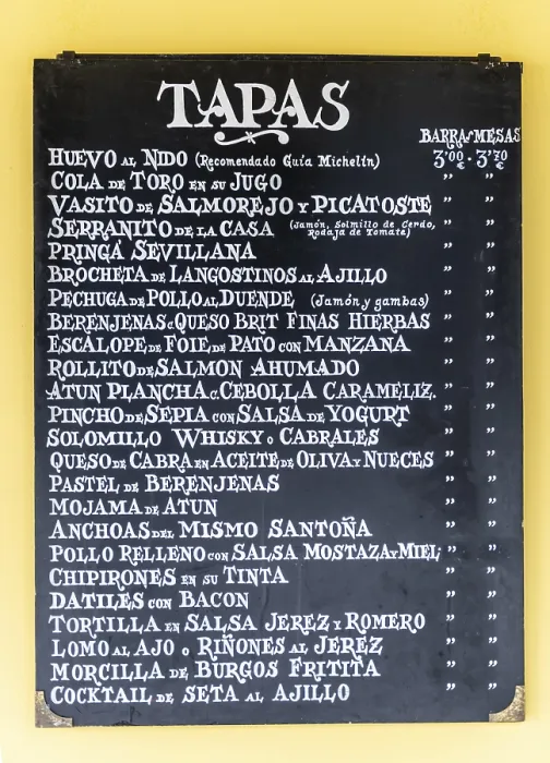 Impression encadrée : Le menu avec différentes tapas dans un bar de tapas.