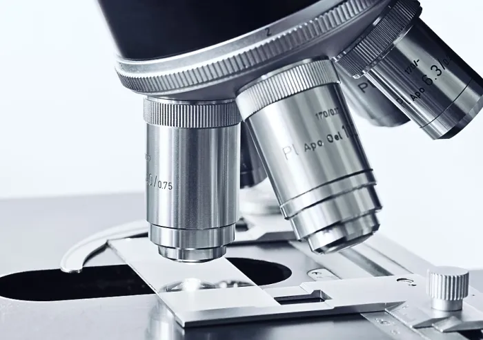Impression encadrée : Microscope, vue rapprochée des objectifs. Impression encadrée : Microscope, vue rapprochée des objectifs.