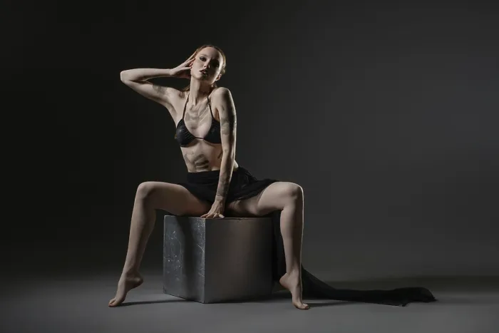 Impression encadrée : Le modèle présente une pose élégante sur un cube.
