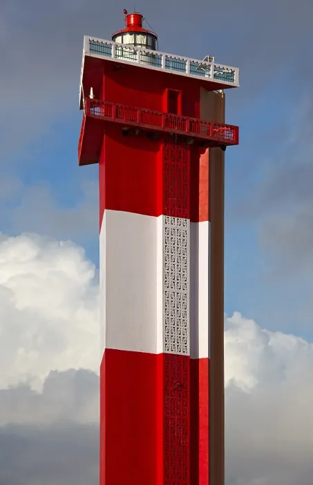 Impression encadrée : Phare moderne dans le ciel.