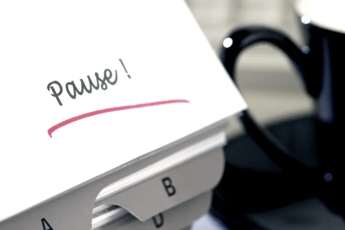 Impression encadrée : Note sur la table, pause. Impression encadrée : Note sur la table, pause.