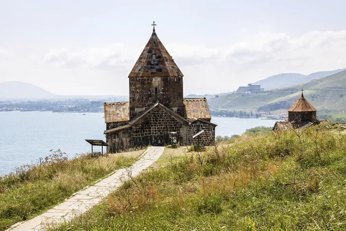 Impression encadrée : Le chemin menant aux églises du monastère Sevanavank de Sevan.