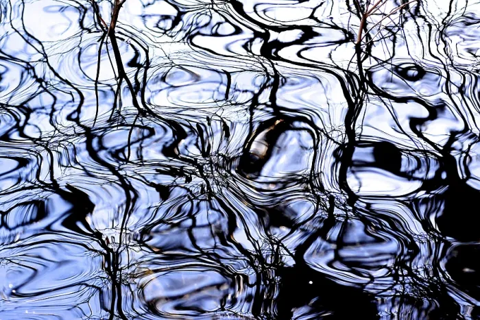 Impression encadrée : Les modèles reflétés sur une surface d'eau.