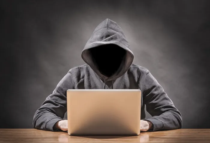Impression encadrée : Image d'un hacker sur un ordinateur.