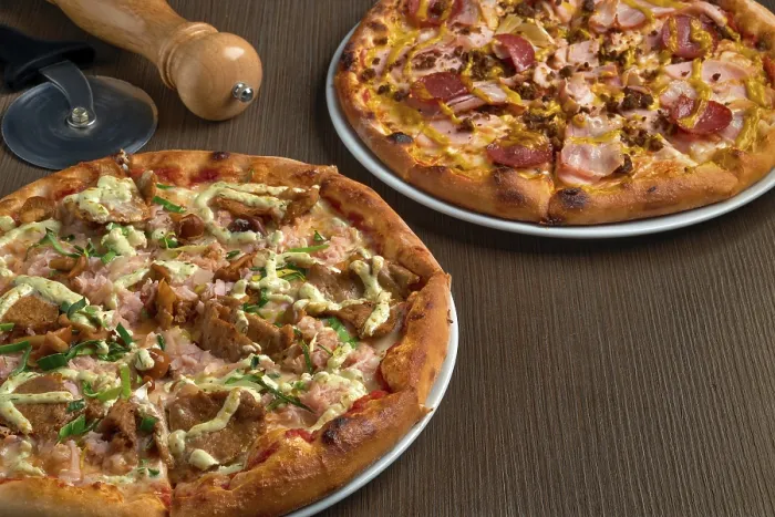 Impression encadrée : Deux pizzas sur la table.