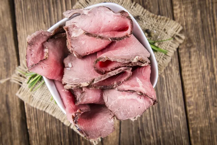 Impression encadrée : Partie de roastbeef tranché (focus sélectif).