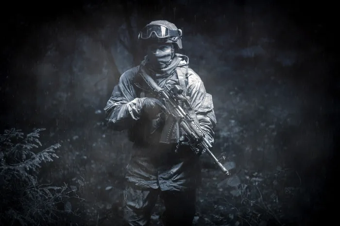 Impression encadrée : Portrait d'un commando dans la forêt. Impression encadrée : Portrait d'un commando dans la forêt.