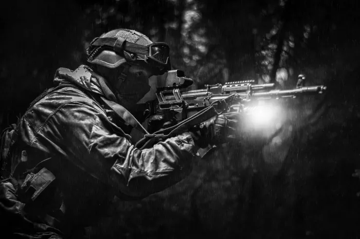 Impression encadrée : Portrait d'un commando dans la forêt. Impression encadrée : Portrait d'un commando dans la forêt.